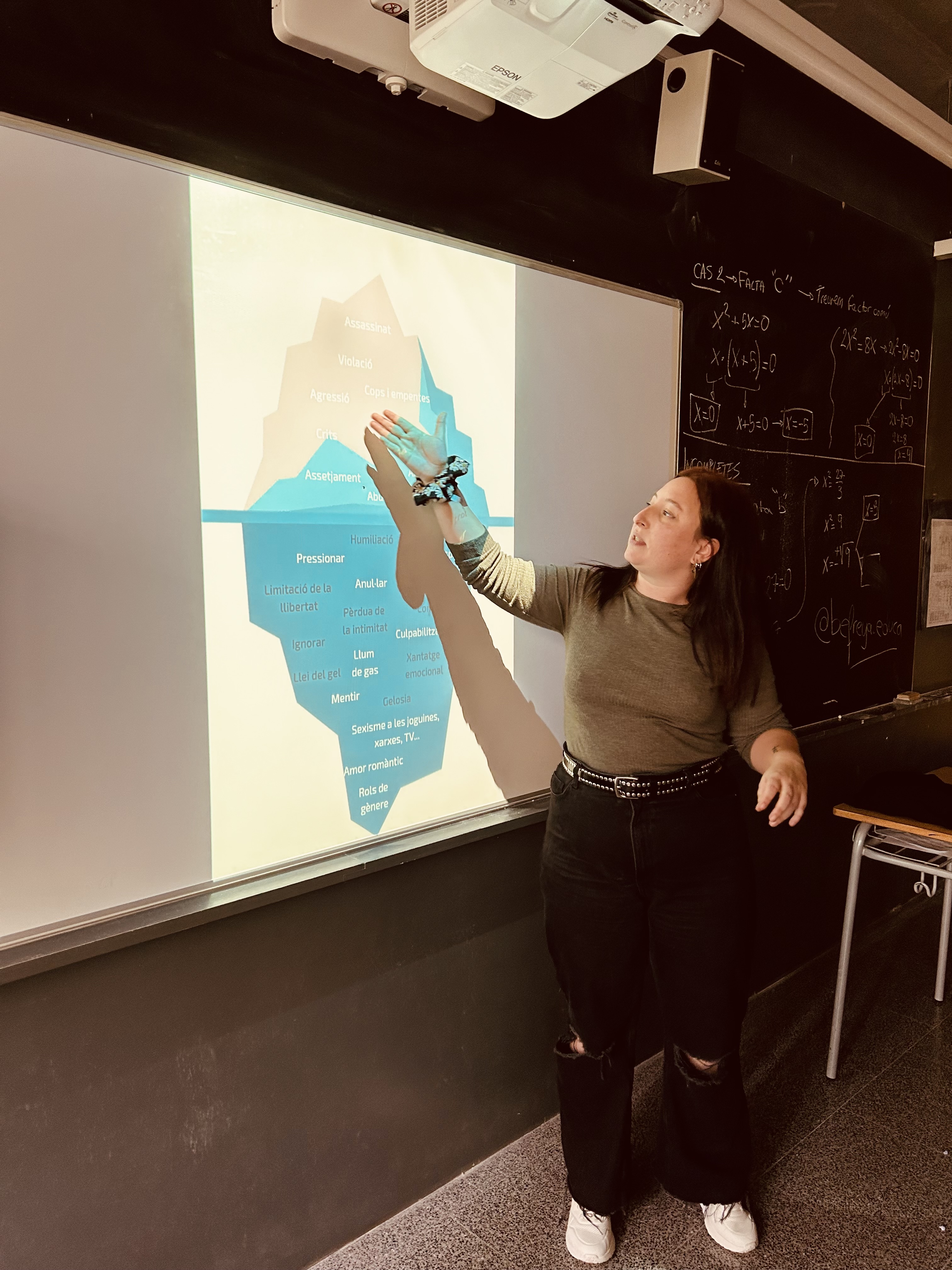 Educadora de BeFreya a l'aula davant alumnes amb pantalla de BeFreya, xerrada en context escolar